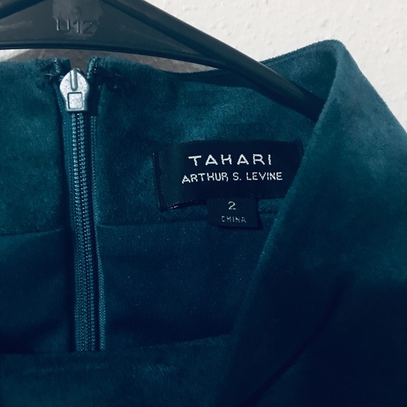 TAHARI dark emerald velvet dress. - Picture 2 of 3